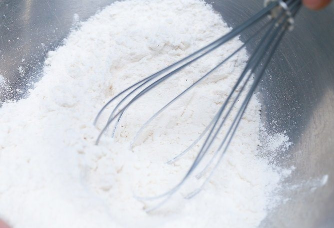 1. Этап. Сибас жареный: Муку смешайте с солью и насыпьте в сухую посуду.