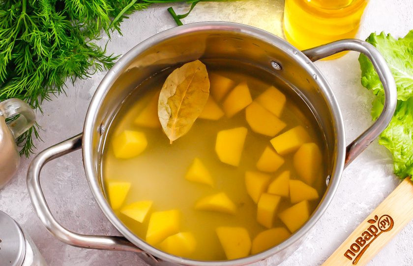 1. Этап. Горчичный суп: Картофель очистите от кожуры и промойте в воде. Нарежьте небольшими кусочками и высыпьте в кастрюлю. Влейте туда же бульон и всыпьте соль, лавровые листья. Отварите картофель до мягкости примерно 15-20 минут, не забыв удалить пену.