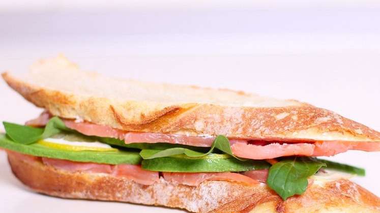 1. Этап. Сэндвич со слабосоленой семгой и авокадо: Соединяем бутерброды - и получаем очень вкусный сэндвич со слабосоленой семгой и авокадо. Приятного аппетита!