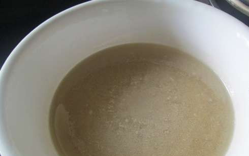 1. Этап. Заварное тесто на растительном масле: 1. Кипятим воду и снимаем с огня, вливаем растительное масло и добавляем соль.