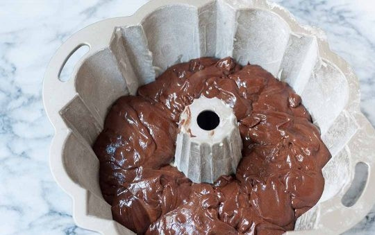 1. Этап. Вкусный кекс: Сверху влейте половину сиропа. Повторите так слои. Сверху будет тесто.