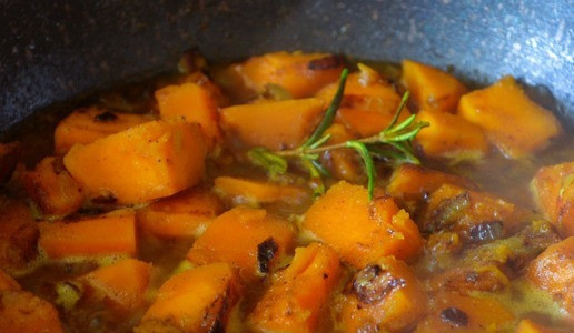 1. Этап. Тыквенный крем-суп с фрикадельками: Бульоном залить овощи и тушить под крышкой, слегка посолить. Огонь минимальный.