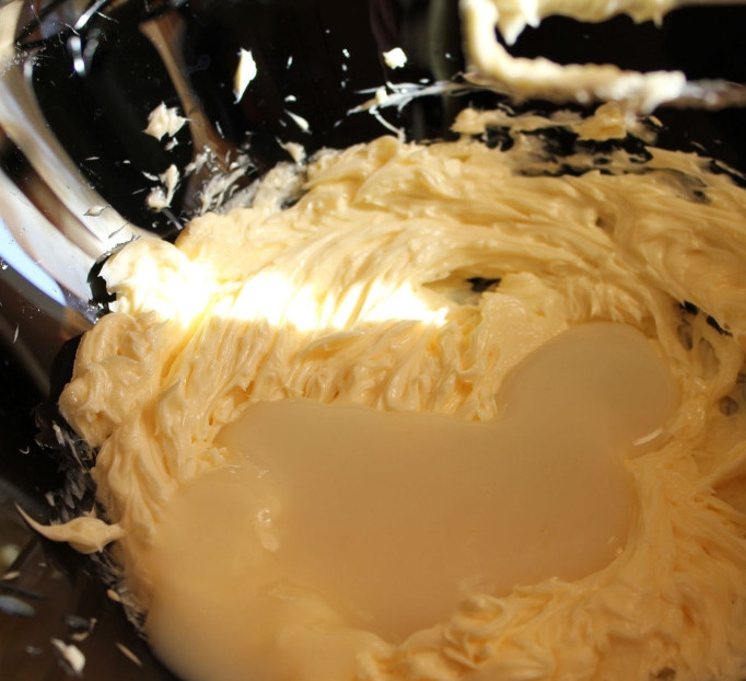 1. Этап. Пирожное Белоснежка: Растопленное сливочное масло взбейте миксером, постепенно вливайте остальной крем. Выжмите сок 1 лимона и тщательно перемешайте.