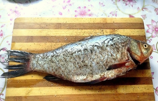 1. Этап. Карась в фольге в духовке: 2. Рыбку вымойте, обсушите, при необходимости очистите. Натрите солью и перцем со всех сторон и внутри.