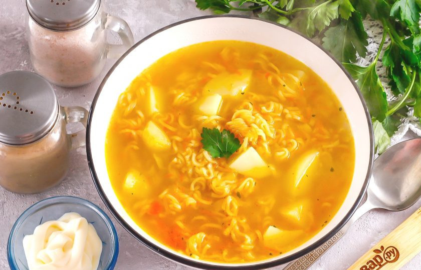 1. Этап. Холостяцкий суп: Попробуйте суп на вкус, подкорректируйте при необходимости. Затем разлейте в тарелки и подайте к столу. Холостяки любят суп с добавлением в него майонеза при подаче.