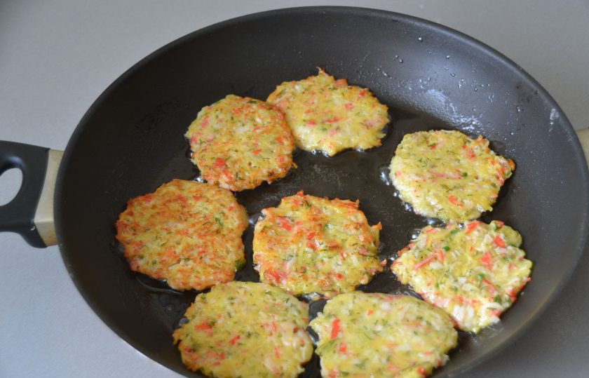 1. Этап. Драники с крабовыми палочками: Разогрейте сковороду, влейте растительное масло, и обжарьте драники с двух сторон до румяной и хрустящей корочки.