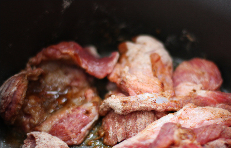 1. Этап. Говядина в пиве в мультиварке: В чашу мультиварки наливаем немного растительного масла, выбираем режим 