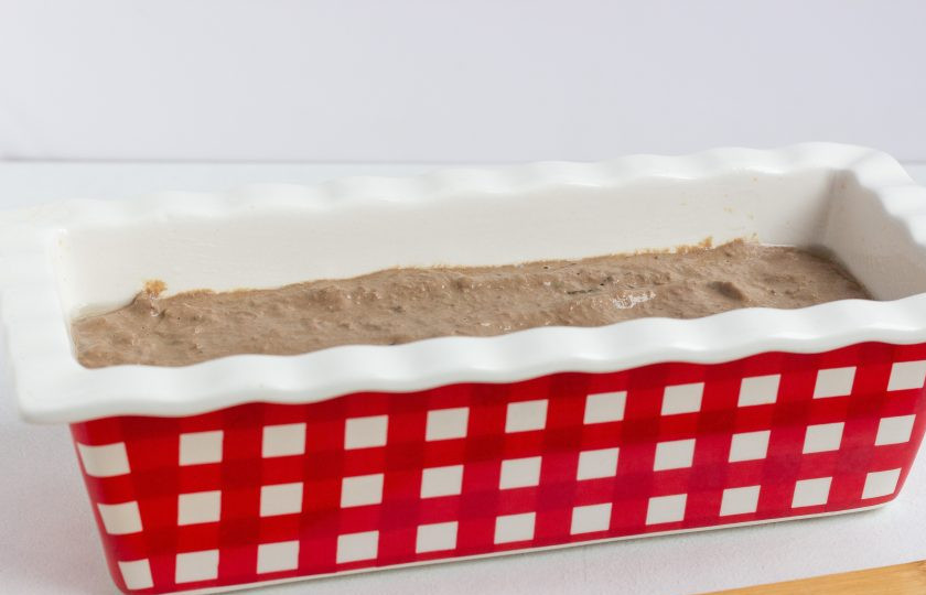 1. Этап. Запеченный печеночный паштет: Форму смажьте растительным маслом и выложите паштетную массу. Запекайте 12-15 минут при температуре 180 градусов.