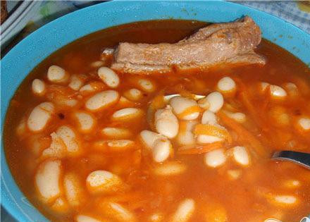 1. Этап. Суп фасолевый со свининой: 5. В тарелку готового супа можно по желанию добавить тертый чеснок.