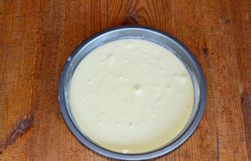 1. Этап. Торт Снежная королева: Форму смажьте сливочным маслом, на дно выложите лист пергамента, снова смажьте маслом и присыпьте немного мукой. Вылейте тесто и отправьте в духовку. Выпекайте бисквит в духовке при температуре 180 градусов до готовности (проверяйте спичкой или зубочисткой, она должна быть сухой) около 30-40 минут.