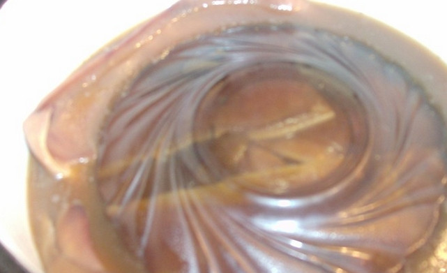 1. Этап. Свиные уши по-китайски: Перекладываем уши в глубокую тарелку, вливаем полстакана бульона, в котором они варились. Сверху устанавливаем что-то тяжелое. Ставим в холодильник на всю ночь.