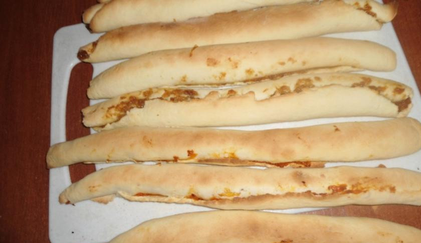 1. Этап. Торт с курагой: Рулетики выпечь в духовке до румяной корки и остудить.