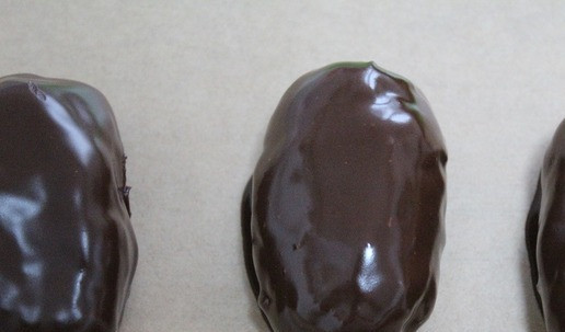 1. Этап. Пирожное Картошка по-новому: Глазировать пирожные выложить на пергамент. Поставить в прохладное место минут на 15.