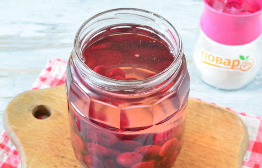 1. Этап. Компот из вишни без сахара на зиму: На дно простерилизованной банки выложите промытые вишни, залейте кипятком и дайте настояться 15 минут, прикрыв крышкой.