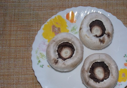 1. Этап. Фаршированные шампиньоны с фаршем и сыром: У грибов убрать ножки, оставить только шляпки. Я использовала грибы крупные.