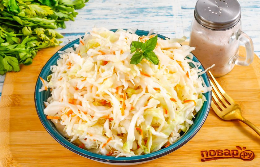 1. Этап. Квашеная капуста как на рынке: Подайте квашеную капусту к столу украсив свежей зеленью.