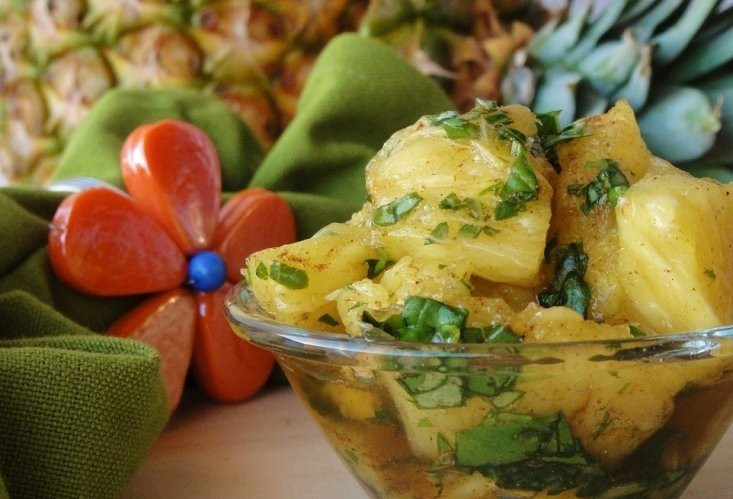 1. Этап. Десерт из свежего ананаса: Выкладываем в порционные тарелочки и подаем к столу. Приятного аппетита!