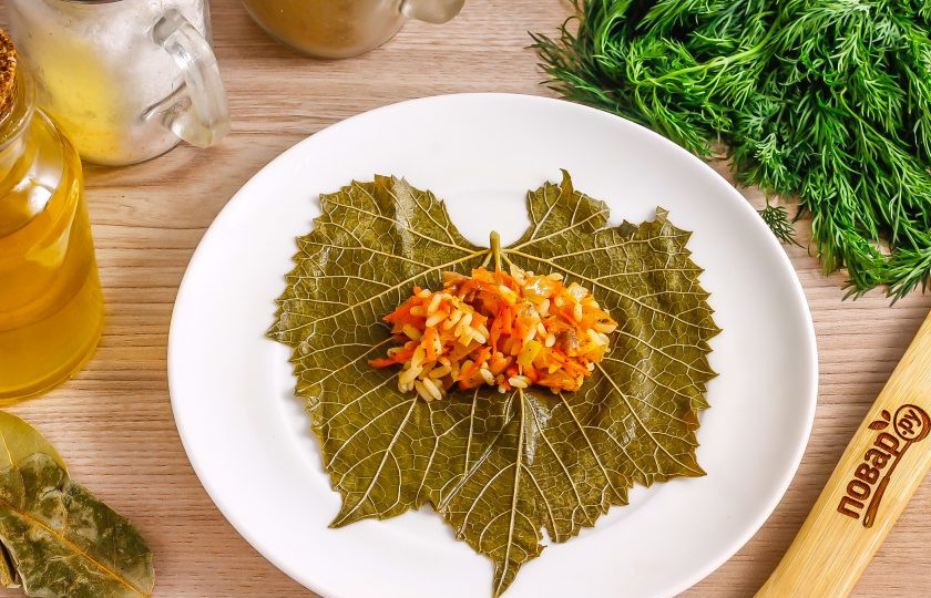 1. Этап. Сармале: Маринованный или засоленный виноградный лист разложите на доске или тарелке, удаляя черенок. Выложите на него 1,5 ч.л. приготовленного фарша. Чем мельче по размеру будут приготовленные сармале, тем больше они ценятся. Идеальный размер — с мизинец.