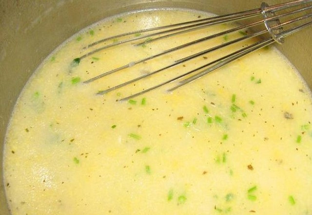 1. Этап. Грузинский суп: Бульон доведите до кипения, затем добавьте мелко нарезанную кинзу и мяту, толченый чеснок, красный перец и яичную заправку. Добавляя яичную заправку, перемешивайте суп, чтобы не образовались хлопья. Затем сразу же снимите суп с огня.