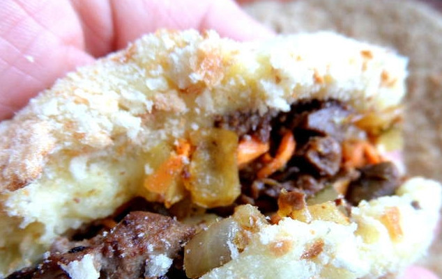 1. Этап. Картофляники с печенкой: Залепите плотно и обваляйте хорошенько в сухарях.