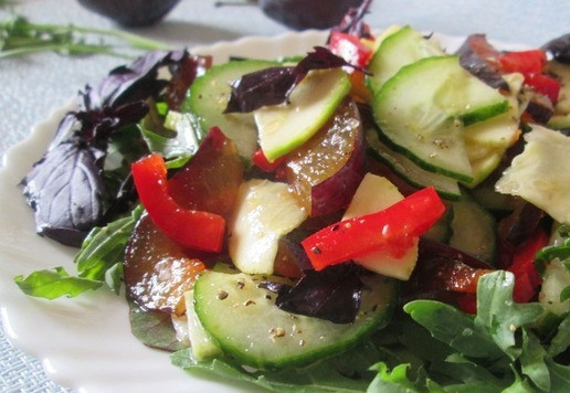 1. Этап. Салат овощной с морской солью: Переложить на блюдо, добавить чёрный молотый перец и листики базилика.