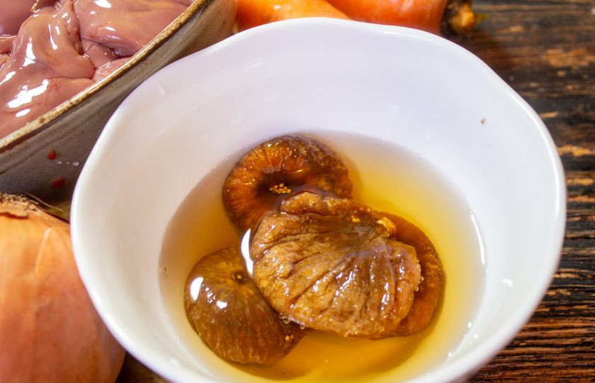 1. Этап. Паштет с инжиром: Сушеный инжир промойте и замочите в коньяке на несколько часов (можно на ночь).