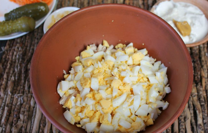 1. Этап. Cалат Флоренция: Добавляем нарезанные небольшими кусочками вареные яйца.