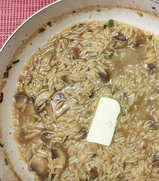 1. Этап. Ризотто из пасты с грибами: Когда паста будет готова, положить кусочек сливочного масла.