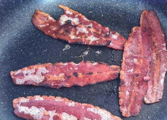 1. Этап. Мини фриттата: 3. Бекон обжарьте с обеих сторон до хрустящей корочки.