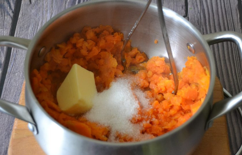 1. Этап. Морковные шаньги: Слейте воду, добавьте в морковь сливочное масло, 0,5 ч.л. соли и 2 ст.л. сахара (количество сахара кладите по вкусу). Разомните начинку в пюре, при этом можно не очень усердствовать, пусть морковь останется небольшими кусочками.