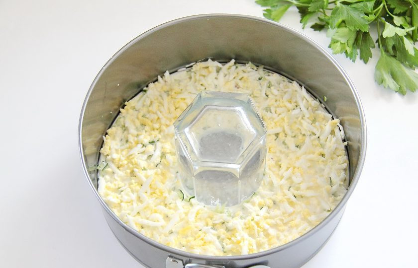 1. Этап. Салат желейный, слоеный: 9. Вторым слоем положите тертые яйца.