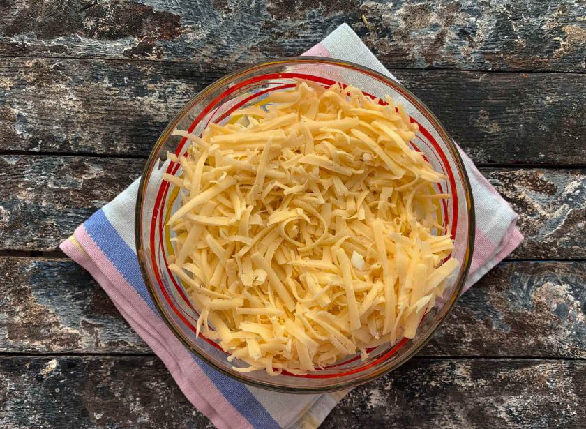 1. Этап. Салат Сердцеедка с куриными сердечками: Сыр натрите на средней терке.