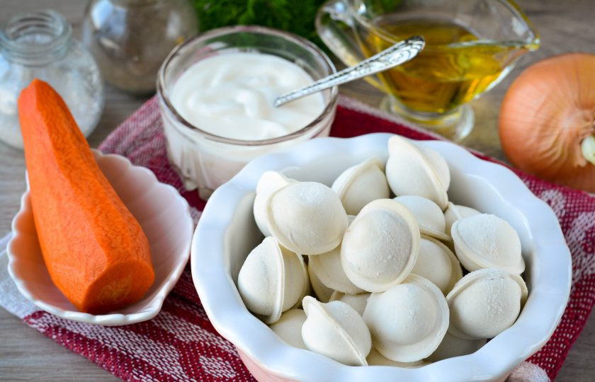 1. Этап. Пельмени тушеные с морковью и луком: Подготовьте ингредиенты.