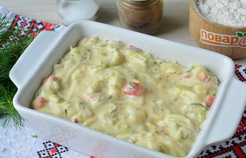 1. Этап. Овощной пирог из кабачков: Смажьте форму для выпекания маслом, выложите тесто, оно будет как густая сметана.