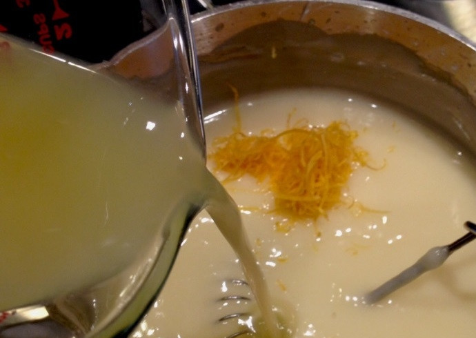 1. Этап. Капкейки с лимонным курдом и меренгой: 5. Растопите 1 ложку сливочного масла. Натрите цедру и выдавите сок из одного лимона. Добавьте все ингредиенты в кастрюлю к сиропу. Перемешайте и отставьте кастрюлю для остывания.