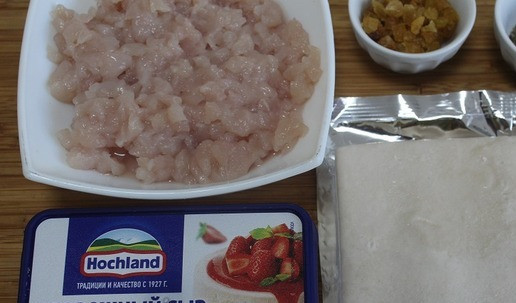 1. Этап. Пирожки закусочные с курицей: Продукты подготовить. Куриное филе очень мелко порезать.