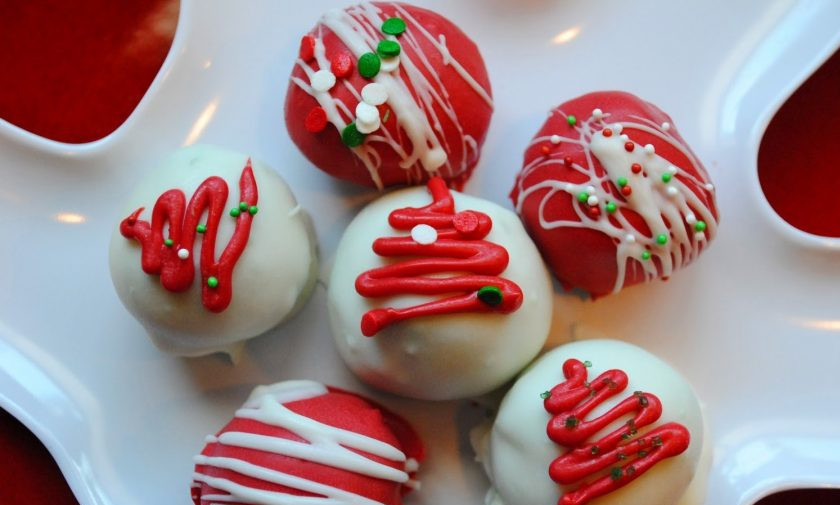 1. Этап. Кейкпопсы Рождественский сюрприз: Сверху украсьте десерт оставшимся шоколадом и посыпкой по вашему вкусу.