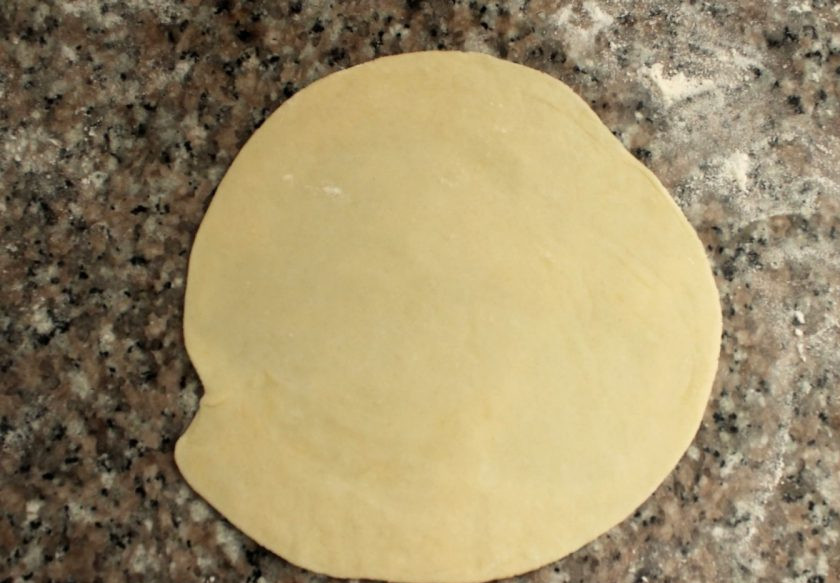 1. Этап. Простые лепешки: Раскатывайте каждый из шариков в круглый и тонкий пласт.