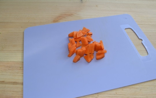 1. Этап. Овощи с гранатовым соусом: 3. Измельчите морковь.