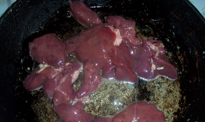 1. Этап. Куриная печень в соусе: Куриную печень промываем и обсушиваем, затем обжариваем на растительном масле 4-5 минут.