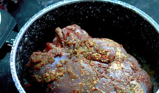 1. Этап. Рождественская пячиста из индейки: Мясо разморозить, вымыть, свернуть плотно в цилиндр, перевязать бечевкой для сохранения формы во время запекания. Натереть кусок солью и перцем. Смешать луковый сок с горчицей, тмином, кориандром. Положить мясо в контейнер или зип-пакет, добавить луковый маринад, хорошо распределить по поверхности мяса, плотно закрыть и поставить в холод на 12 часов или оставить в тепле на 3 часа.