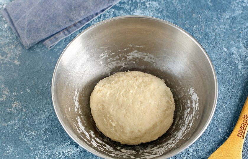 1. Этап. Сладкое на сковороде: Замесите мягкое, чуть липкое тесто. Соберите его в шар и дайте полежать 10-15 минут.