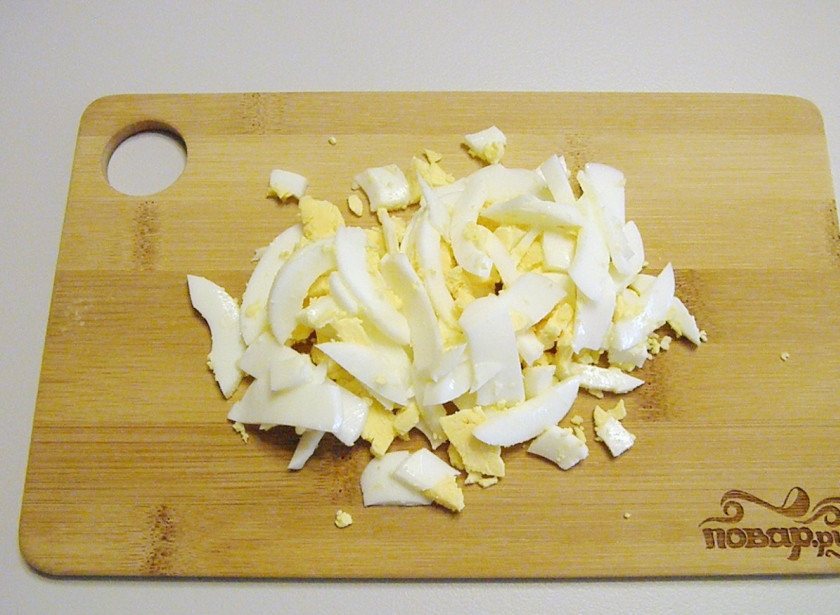 1. Этап. Салат к белому вину: Сначала отварите яйцо до состояния 