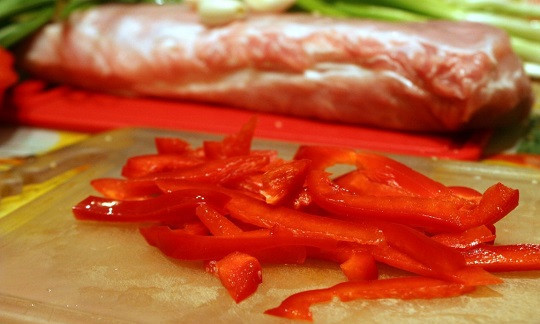 1. Этап. Мясной рулет в духовке: 4. Болгарский перец необходимо вымыть и очистить от семян и хвостиков. Нарезать тонкими кусочками или кубиками.