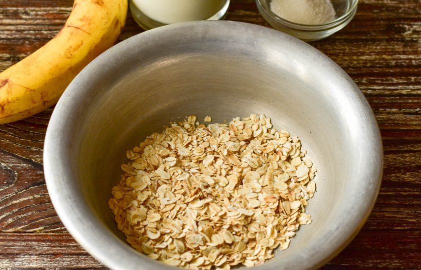 1. Этап. Каша с бананом для ребенка: Выложите овсяные хлопья в миску.