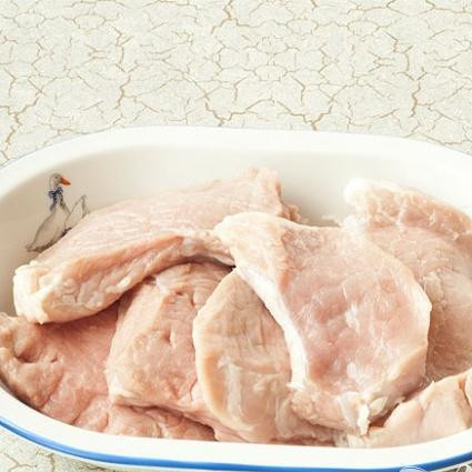 1. Этап. Свиная отбивная в панировке: 1. Для приготовления блюда хорошо подойдет свиное мясо с задней ноги. Разбираем аккуратно свиную ногу, куски мяса нарезаем поперек. Обрезаем жир и пленки. В холодной проточной воде промываем.