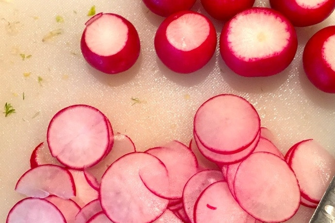 1. Этап. Салат с фенхелем, рукколой и апельсином: 4. Вымойте редис, отрежьте попку и хвостики, нарежьте его тонкими кружочками.