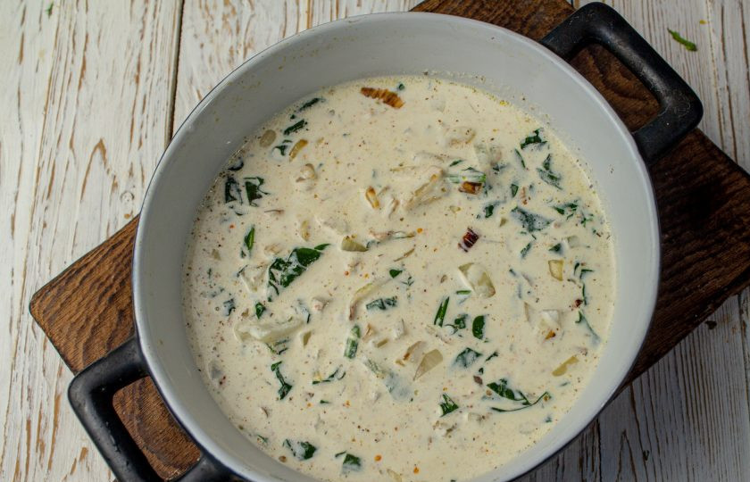 1. Этап. Форель запеченная со шпинатом: В форму для выпечки выложите сразу горячий сливочный соус со шпинатом.