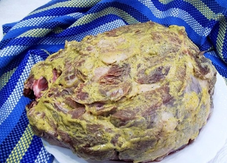 1. Этап. Горчичный маринад для свинины: Хорошенько обмажем приготовленным маринадом мясо свинины. И отправляем мариноваться в холодильник минимум на 4-5 часов.