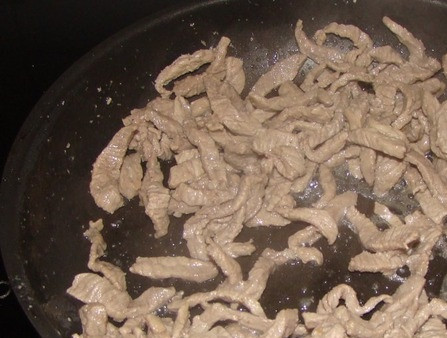 1. Этап. Говядина с сельдереем: Мясо побелело! Слейте всю жидкость в отдельную емкость. Продолжайте жарить мясо, пока оно не станет сухим. Добавьте соевый соус, сахар и измельченный чеснок. Хорошенько перемешайте.